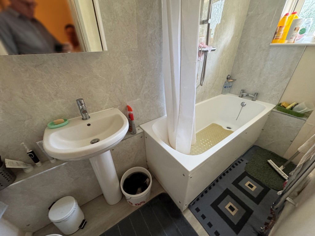 Lot: 162 - THREE-BEDROOM HOUSE FOR INVESTMENT - Bathroom